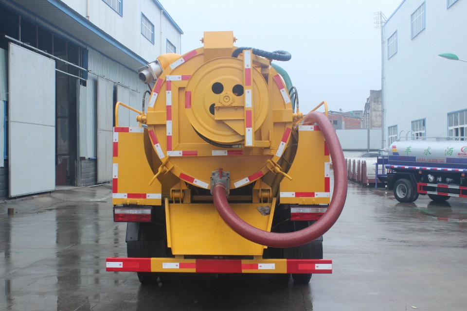 東風(fēng)多利卡8方清洗吸污車(chē)