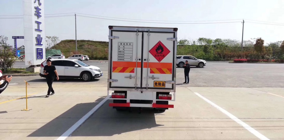 湖北程力東風途逸3米2類廂式氣瓶運輸車 (3)