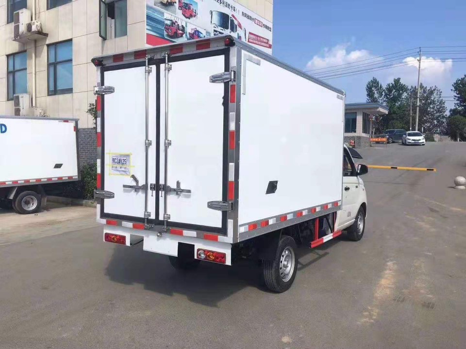福田祥菱v國(guó)六程力小型冷藏車 (4)