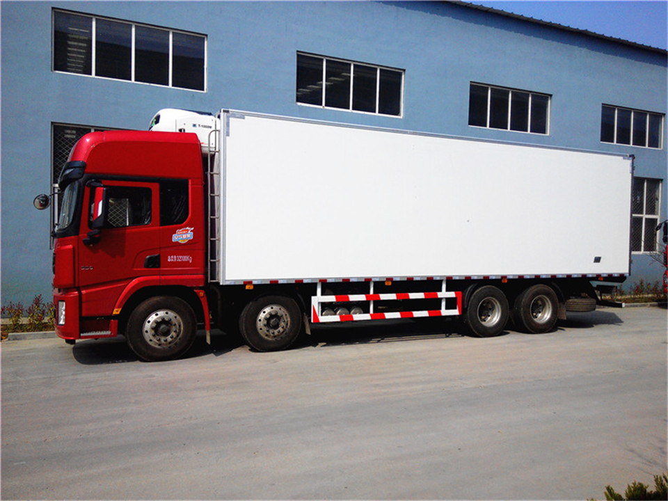 陜汽德龍X3000前四后八(氣囊)9米6冷藏車 (3)