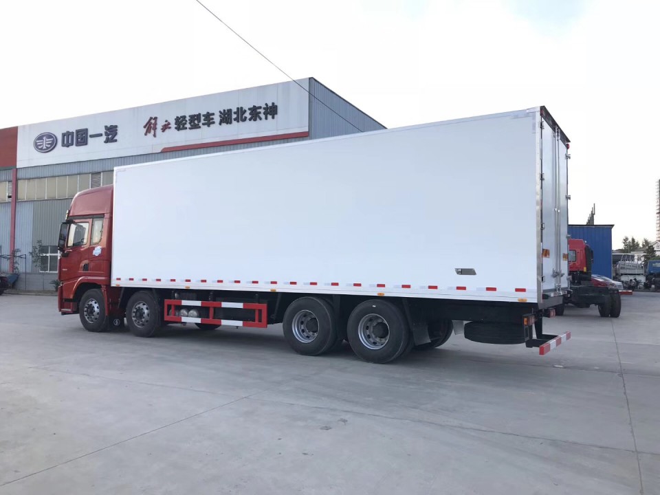 陜汽德龍X3000前四后八(氣囊)9米6冷藏車 (6)