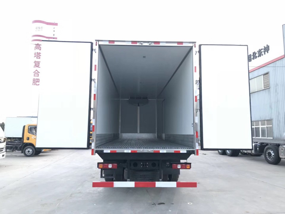 陜汽德龍X3000前四后八(氣囊)9米6冷藏車 (10)
